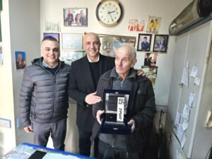 Çorum’un Osmancık ilçesinde esnaflık yapan Mehmet Gürbüz’e 50. yıl plaketi