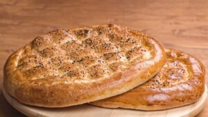 Çorum Belediyesi Halk Ekmek Fabrikası’nda 270 gram yumurtalı-susamlı ramazan pidesinin