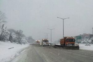 Karayolları Genel Müdürlüğü (KGM), olumsuz hava koşulları nedeniyle İstanbul, Kocaeli,