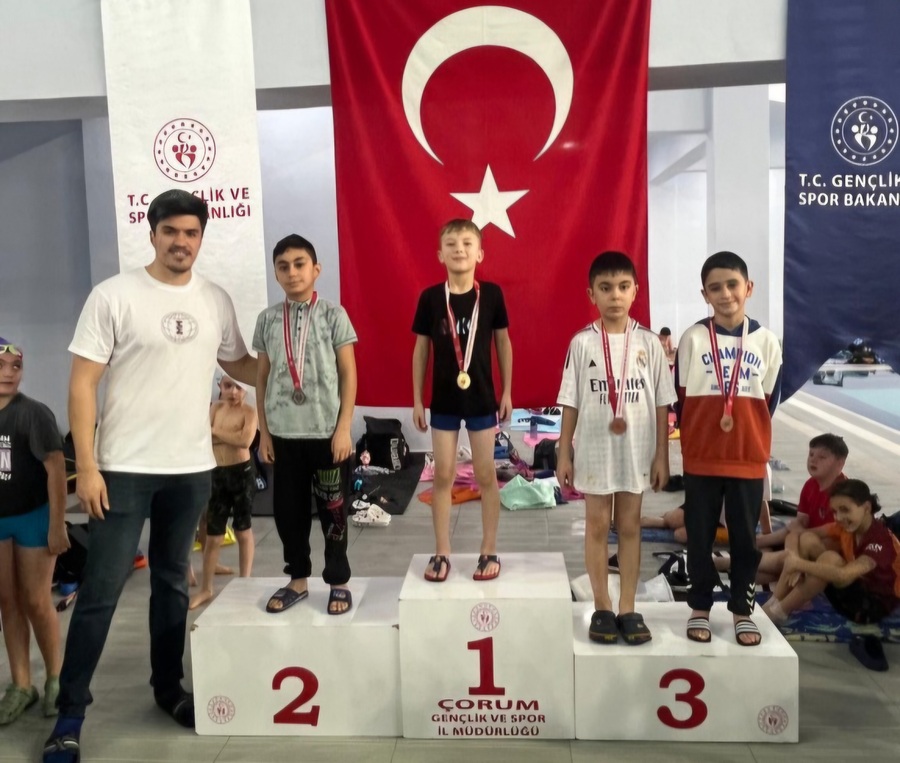 Genç sporcu, 50 m paletli yüzme yarışmasında il birincisi, 100