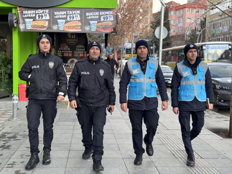 Çorum'da yere sigara izmariti atanlara cezai işlem uygulanıyor. Zabıta ve