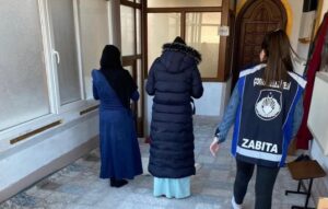 Çorum’da iki kadın dilenci, zabıta ekiplerini fark edince camiye girip