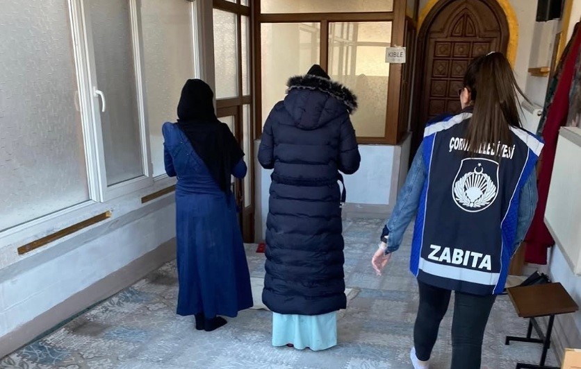Zabıtayı gören dilenciler camiye kaçıp namaza durdu Çorum’da iki kadın dilenci, zabıta ekiplerini fark edince camiye girip