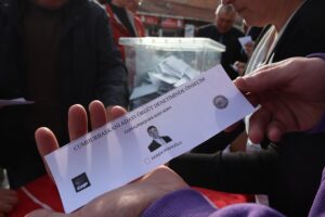 Osmancık’ta ön seçim için kurulan sandıklarda parti üyelerinin yanı sıra