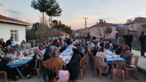 Esentepeliler Mahalle Muhtarı Bekir Çapar'ın ev sahipliğinde iftar sofrasında buluştu.