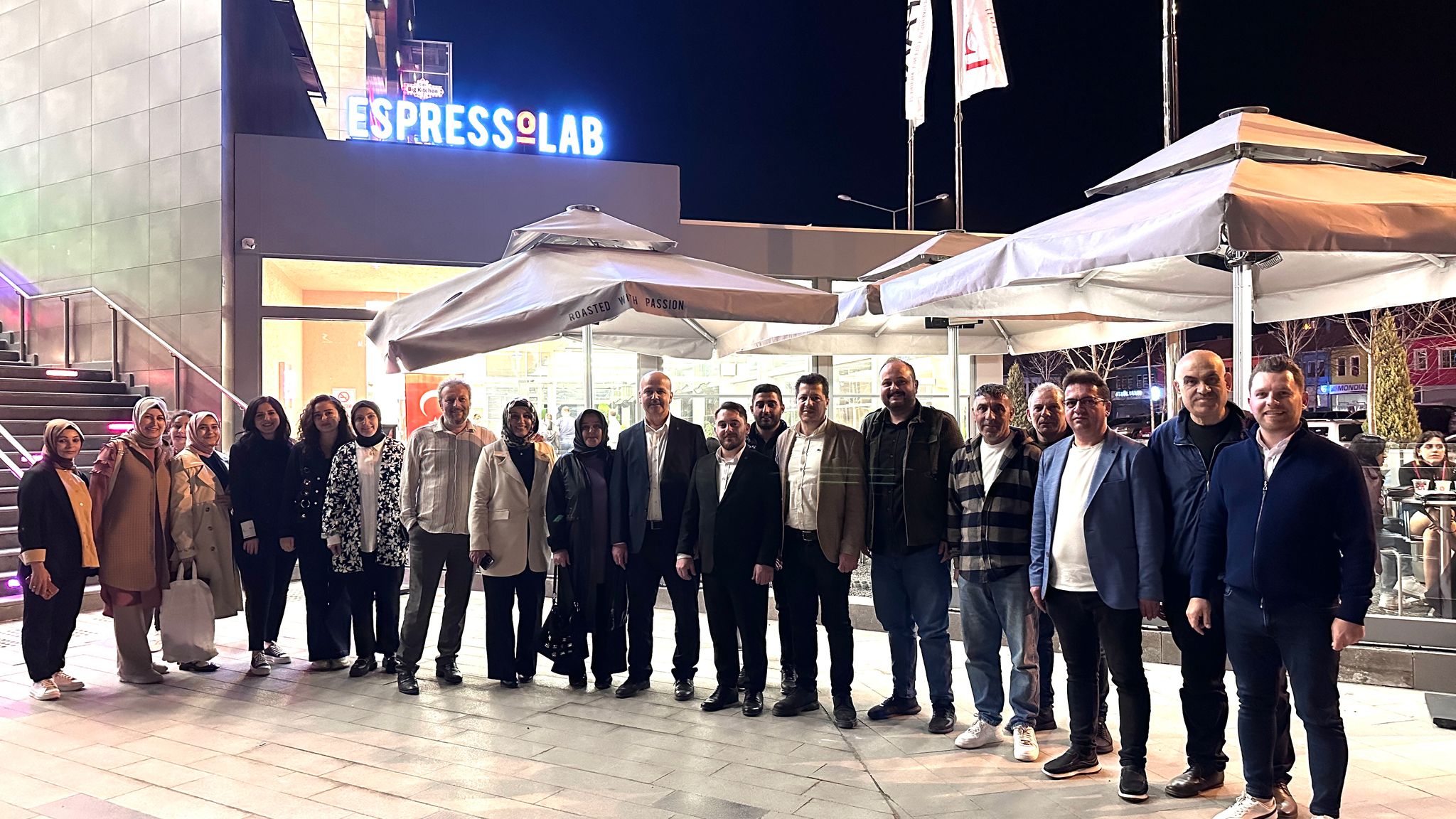 Ak Parti Osmancık Teşkilatından boykot edilen Espressolab’a destek AK Parti Osmancık İlçe Teşkilatı, CHP Genel Başkanı Özgür Özel’in
