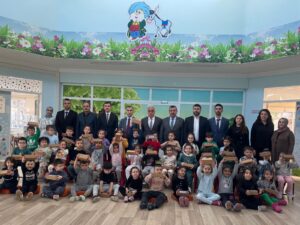 Osmancık Kaymakamı Furkan Duman, 612 minik öğrenciye oyuncak hediye etti.