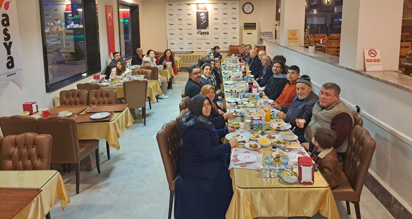 Çorum’un Osmancık ilçesinde, Yaşar Apartmanının geleneksel hale getirdiği iftar buluşmasında,