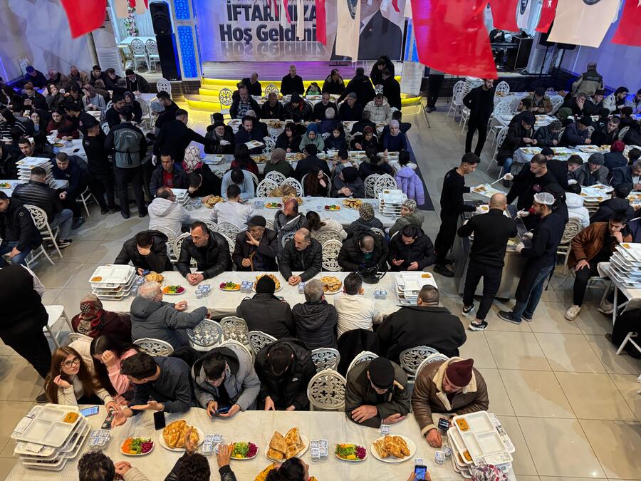 Çorum Belediyesi, ilk iftar sofrasını vatandaşlara açtı Çorum Belediyesi tarafından her yıl gerçekleştirilen iftar sofrasında birlik ve