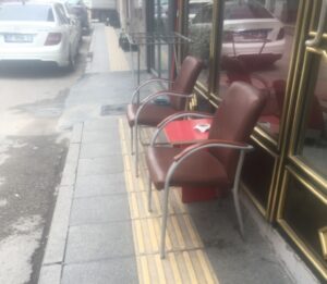 Çorum Belediyesi, kaldırım işgallerinin önüne geçmek için denetimlerini sürdürüyor.