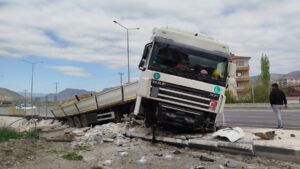 Çorum’un Osmancık ilçesinde sac yüklü TIR yoldan çıkarak kaldırıma girdi