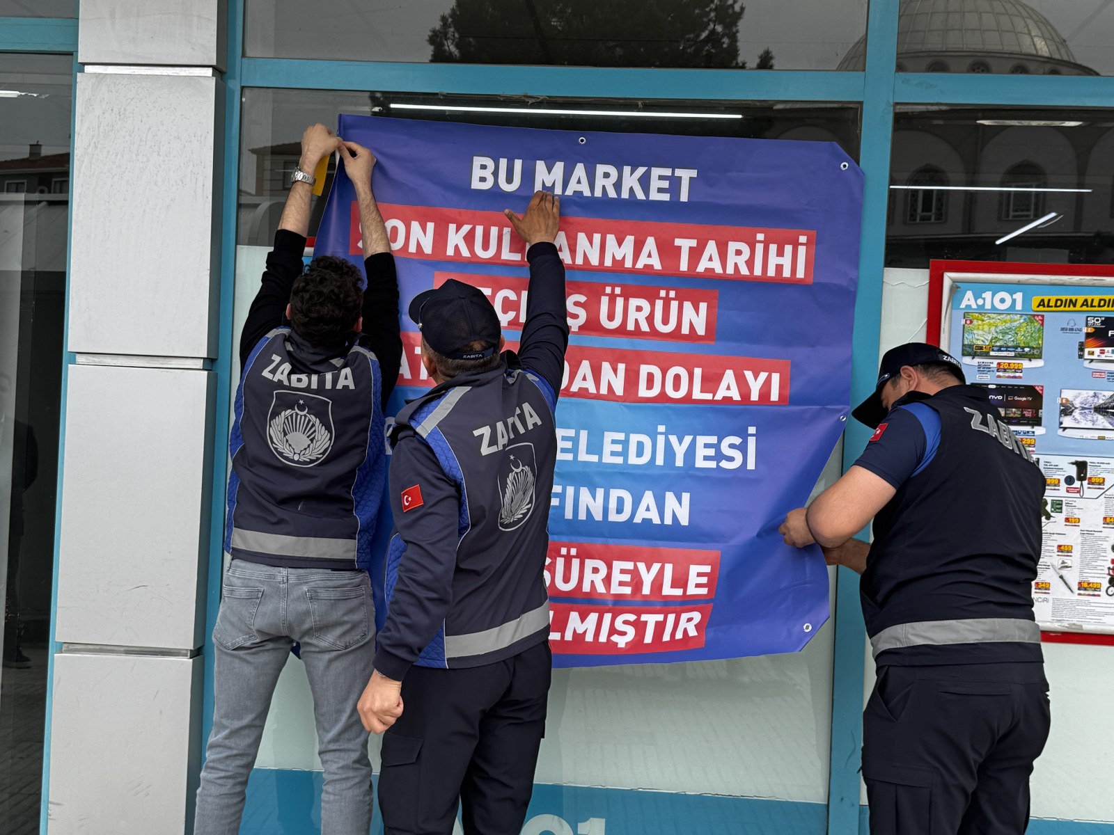 Çorum Belediyesi Zabıta Müdürlüğü ekipleri son kullanma tarihi geçen ürün