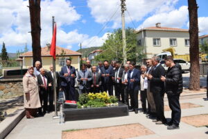 Şehit Öğretmen Şenay Aybüke Yalçın’ın kabrini de ziyaret eden Üstün,