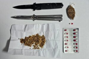 8 adet ateşli silah 2 adet kesici-delici alet, 4 adet