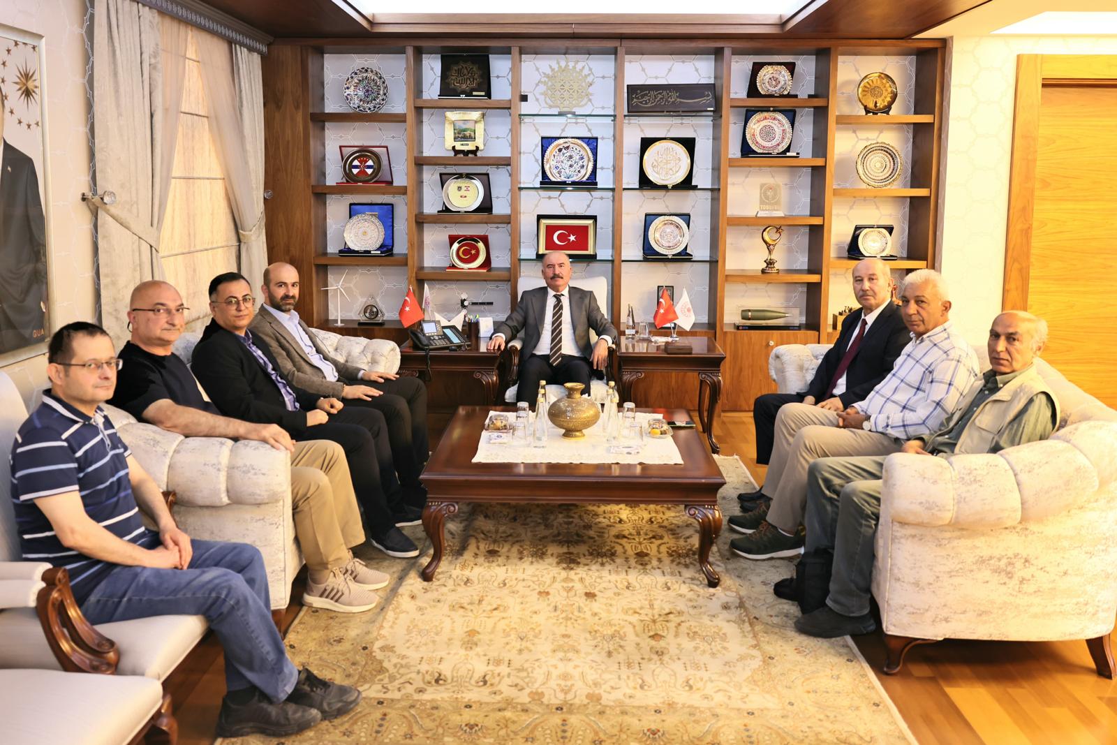 Çorum Gazeteciler Cemiyeti’nden Vali Çalgan’a ziyaret Çorum Gazeteciler Cemiyeti Başkanı Bülent Özkaleli, Çorum Valisi Ali Çalgan'ı