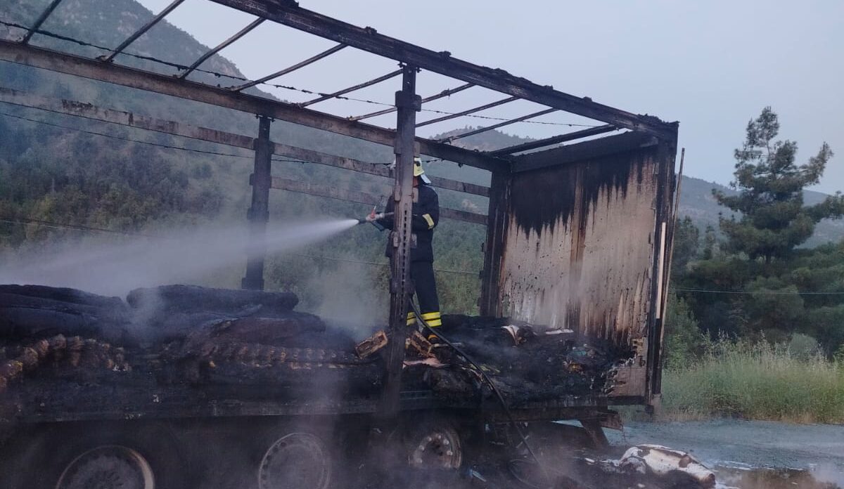 Osmancık’ta TIR’ın dorsesi yandı