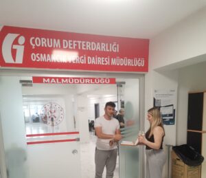 Osmancık Vergi Dairesi tarafından yapılan kolonya ve çikolata ikramı, vatandaşları