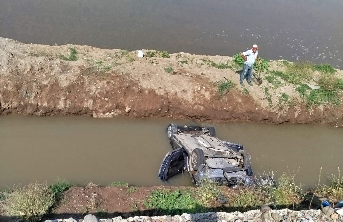 Çorum’un Osmancık ilçesinde sürücüsünün kontrolünden çıkan otomobilin sulama kanalına düştüğü
