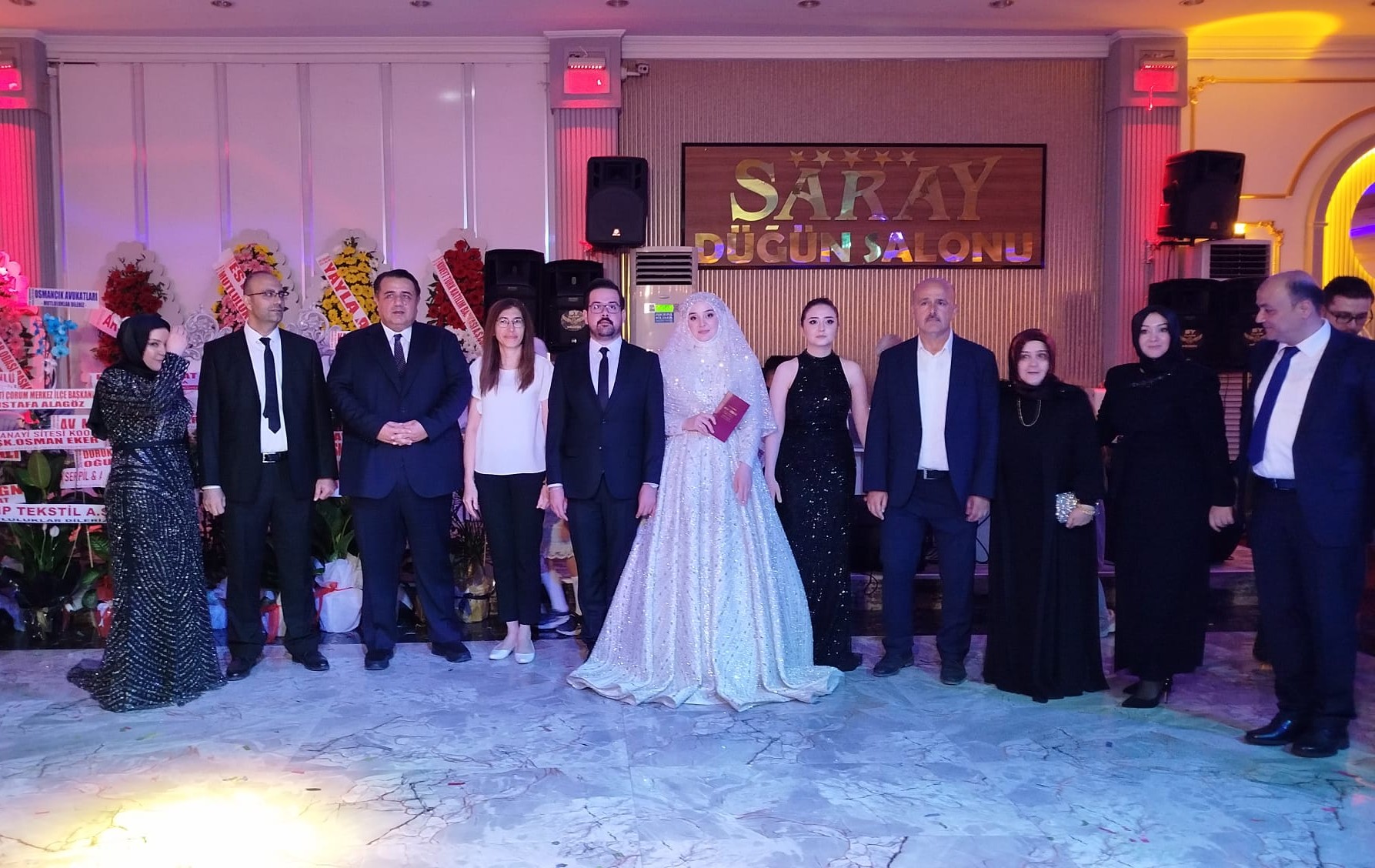 Beyza ve Abdullah’ın nikahı çok sayıda şahit eşliğinde kıyıldı Törenin en dikkat çeken anlarından biri ise nikah şahitlerinin sayısı