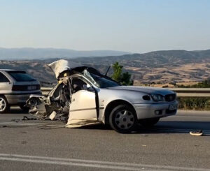 Çorum’da yolcu minibüsüyle çarpışan otomobilin ikiye bölündüğü feci kazada 11
