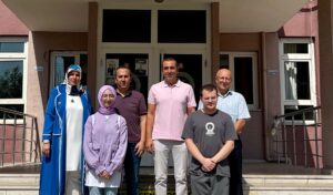 Başarı gösteren öğrenciler, okul müdürü Mustafa Yıldırım tarafından gram altınla