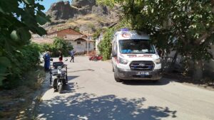 Çorum’un Osmancık ilçesinde üç tekerlekli elektrikli motosiklet sürücüsü meydan gelen