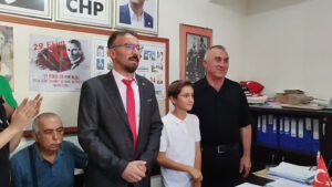 Mimar Özgür Şahin, kalabalık bir topluluk önünde coşkulu bir konuşma