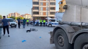 Çorum’da bisikletiyle yolun karşısına geçmek isterken tırın altında kalan çocuk,