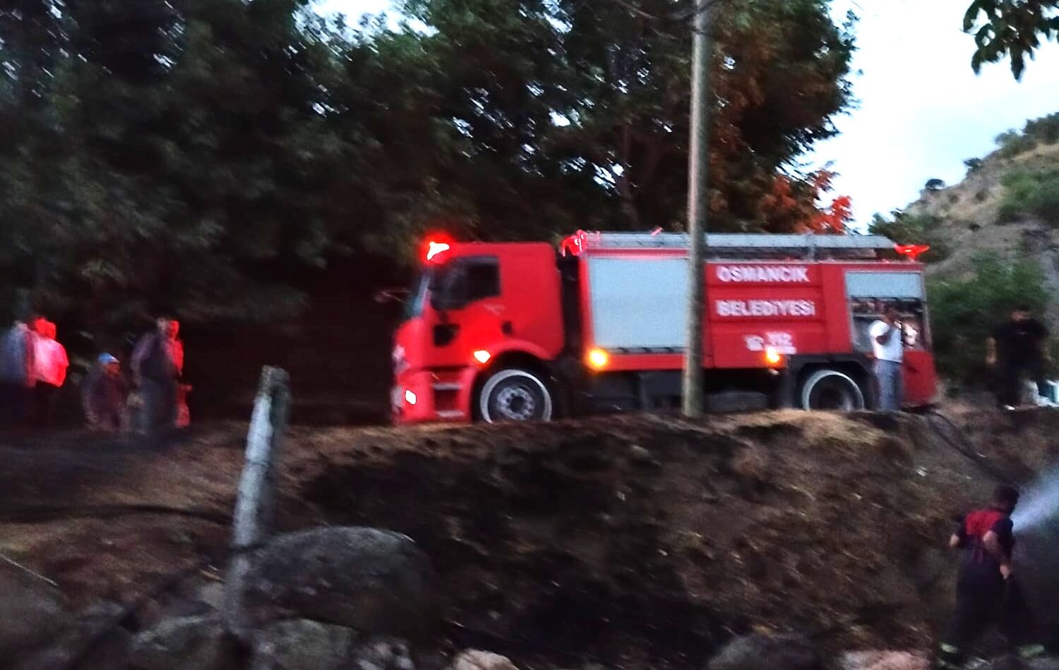 Çalılık yangını köye sıçramadan söndürüldü