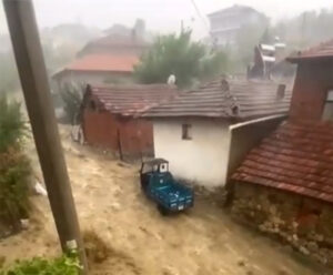 Çorum'da sele kapılan 3 kişi kurtarıldı!