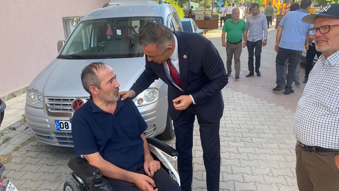 CHP’li Tahtasız: “Sandalyenin Hedefinde Polis Değil, Kayyumun Getirdiği Siviller Vardı” CHP’li Tahtasız: “Sandalyenin Hedefinde Polis Değil, Kayyumun Getirdiği Siviller Vardı”