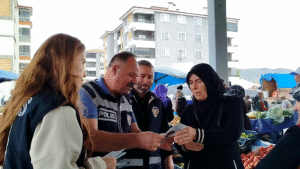 Çorum’un Osmancık ilçesinde polis ekipleri, dolandırıcılara karşı vatandaşları bilgilendirerek uyardı.