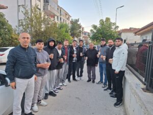 Gençler sabah namazında