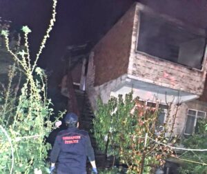 Çorum'un Osmancık ilçesinde gece yarısı meydana gelen yangın, itfaiye ekiplerinin