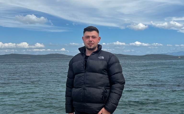 Çorum'un Mecitözü İlçesi Hıdırlık Mahallesi nüfusuna kayıtlı olan Gürer, elektrikçi