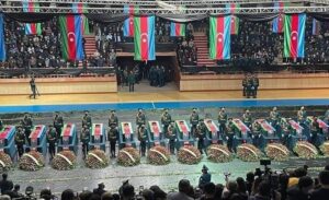Azerbaycan’ın Karaheybet seması masmavi iken bir anda kara dumana büründü.
