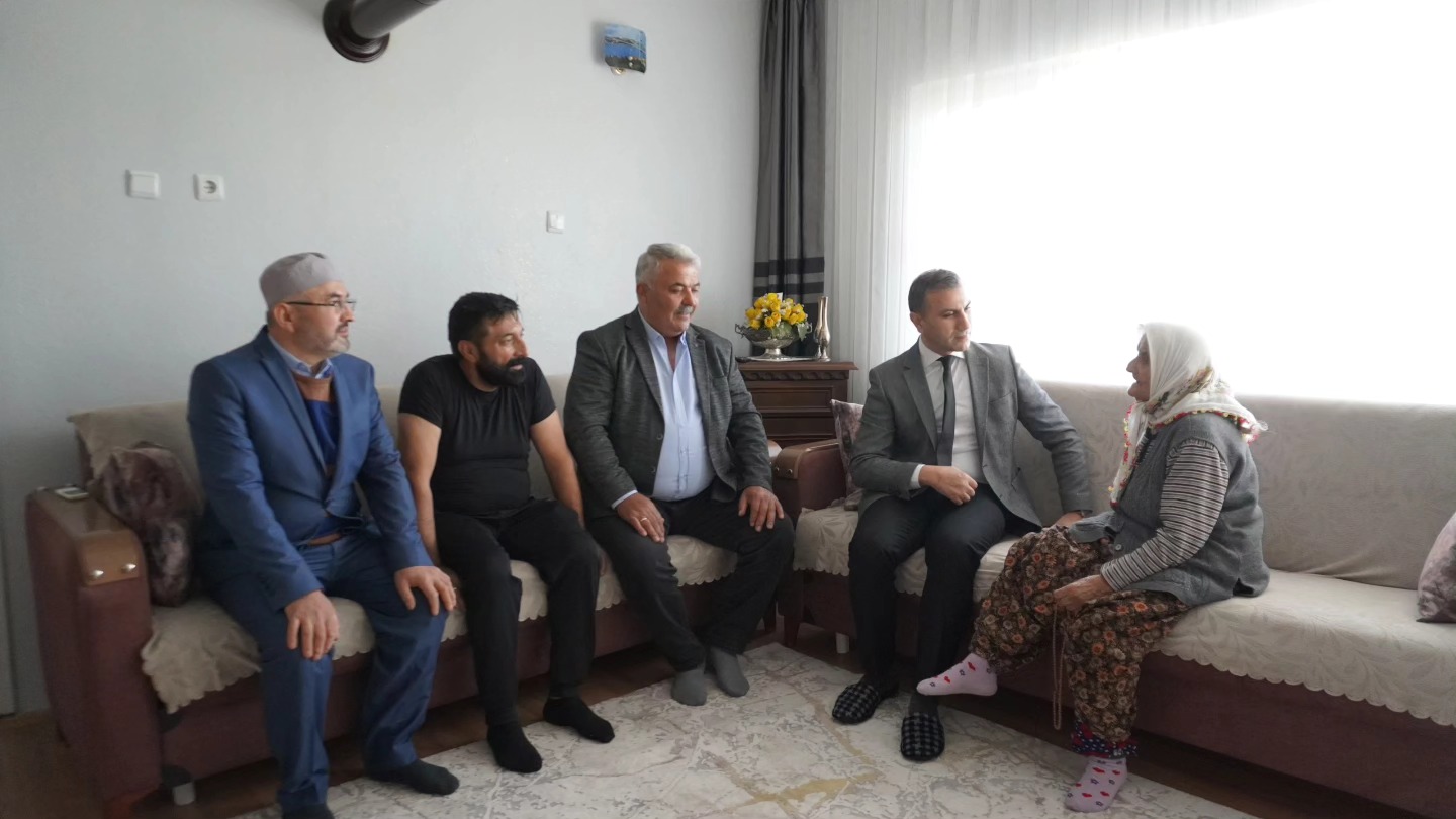 Kaymakam Duman’dan 105 Yaşındaki Gülbahar Altın’a Ziyaret Osmancık Kaymakamı Furkan Duman, ilçeye bağlı Sütlüce Köyü'nde yaşayan ve