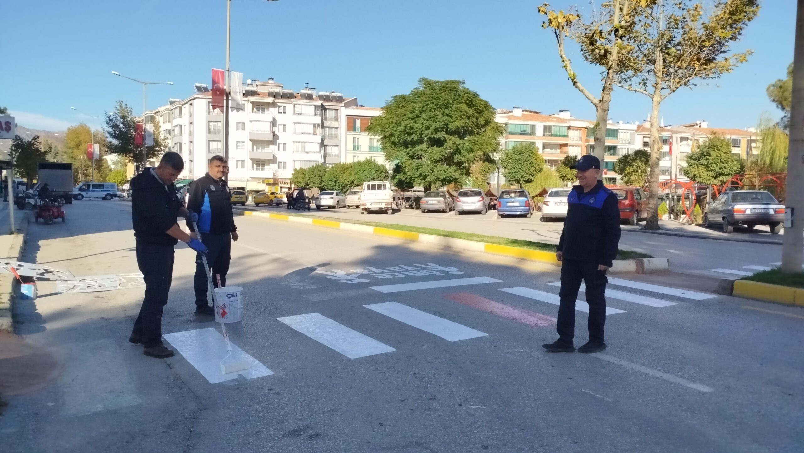 Osmancık Belediyesi yaya geçidi çizgilerini yeniliyor Osmancık Belediyesi yaya geçidi çizgilerini yeniliyor