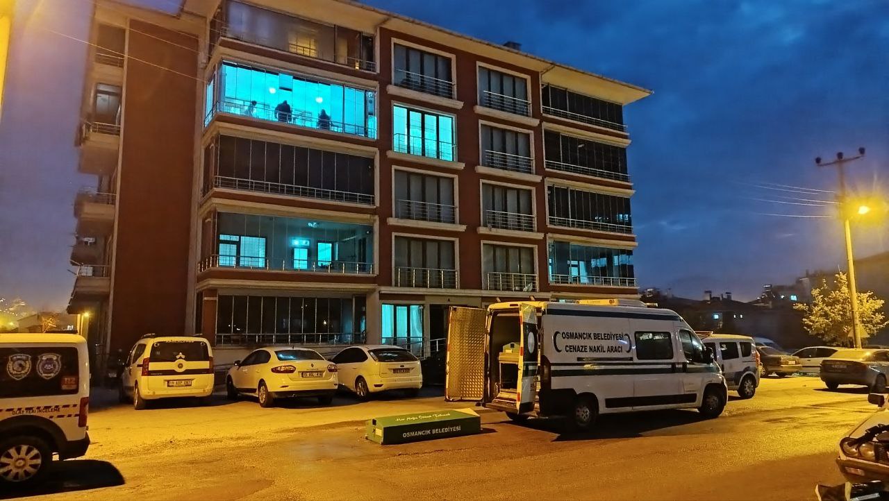 Olay yerine hızla sağlık ve polis ekipleri sevk edildi. Yaşlı