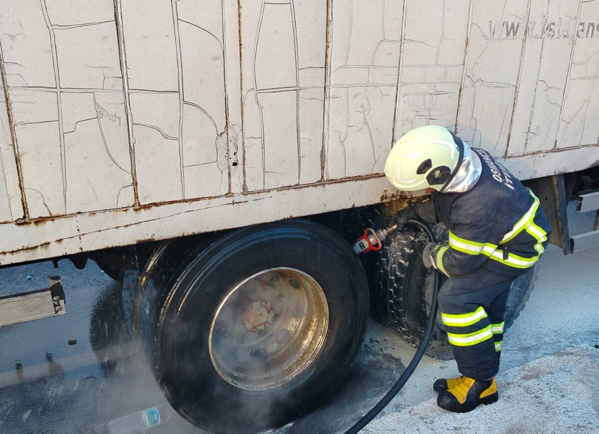 Çorum’un Osmancık ilçesinde hareket halindeki bir kamyonda çıkan yangın, itfaiye