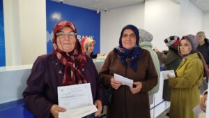 Başvuruların başlaması üzerine Halk Bankası Osmancık Şubesi’nde yoğunluk yaşandı.