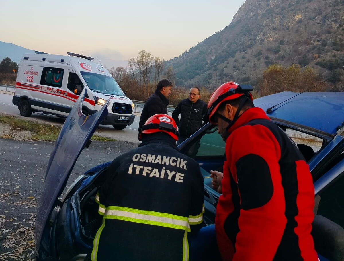 Hafif Ticari Araç Bariyerlere Çarptı: 3 Yaralı Çorum’un Kargı ilçesi D100 karayolunda otomobilin şarampole devrilmesi neticesinde meydana
