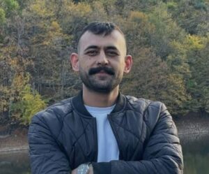 Çorum'da bir cadde kenarında park halinde bulunan bir otomobilin içerisinde