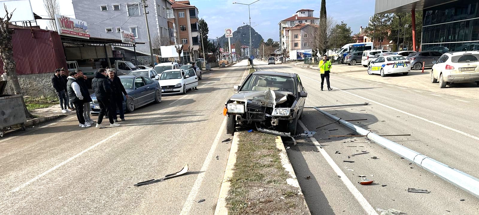 Kontrolden çıkan otomobil aydınlatma direğini devirdi