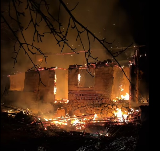 Alevler kısa sürede evi sararak, bitişikteki depoya da sıçradı.