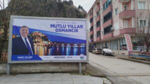 Çorum’un Osmancık ilçesinde sürücüler, cadde üzerine konulan bazı tabelaların görüş