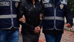 Çorum’da polis ekiplerince gerçekleştirilen operasyonlarda, çeşitli suçlardan hakkında yakalama kararı