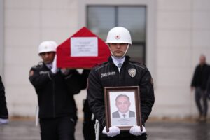 Ankara'da, 44 yaşındaki polis memuru Melih Okan Keskin, aracını muayene