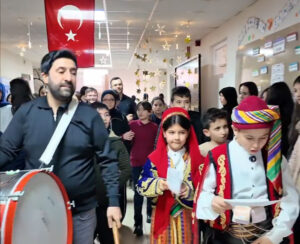 Osmancık'ta Ramazan Coşkusu: Öğrencilerden Davullu-Manili Karşılama