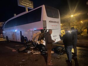 Çorum’un Osmancık ilçesinde meydana gelen trafik kazasında, bir otomobilin yolcu